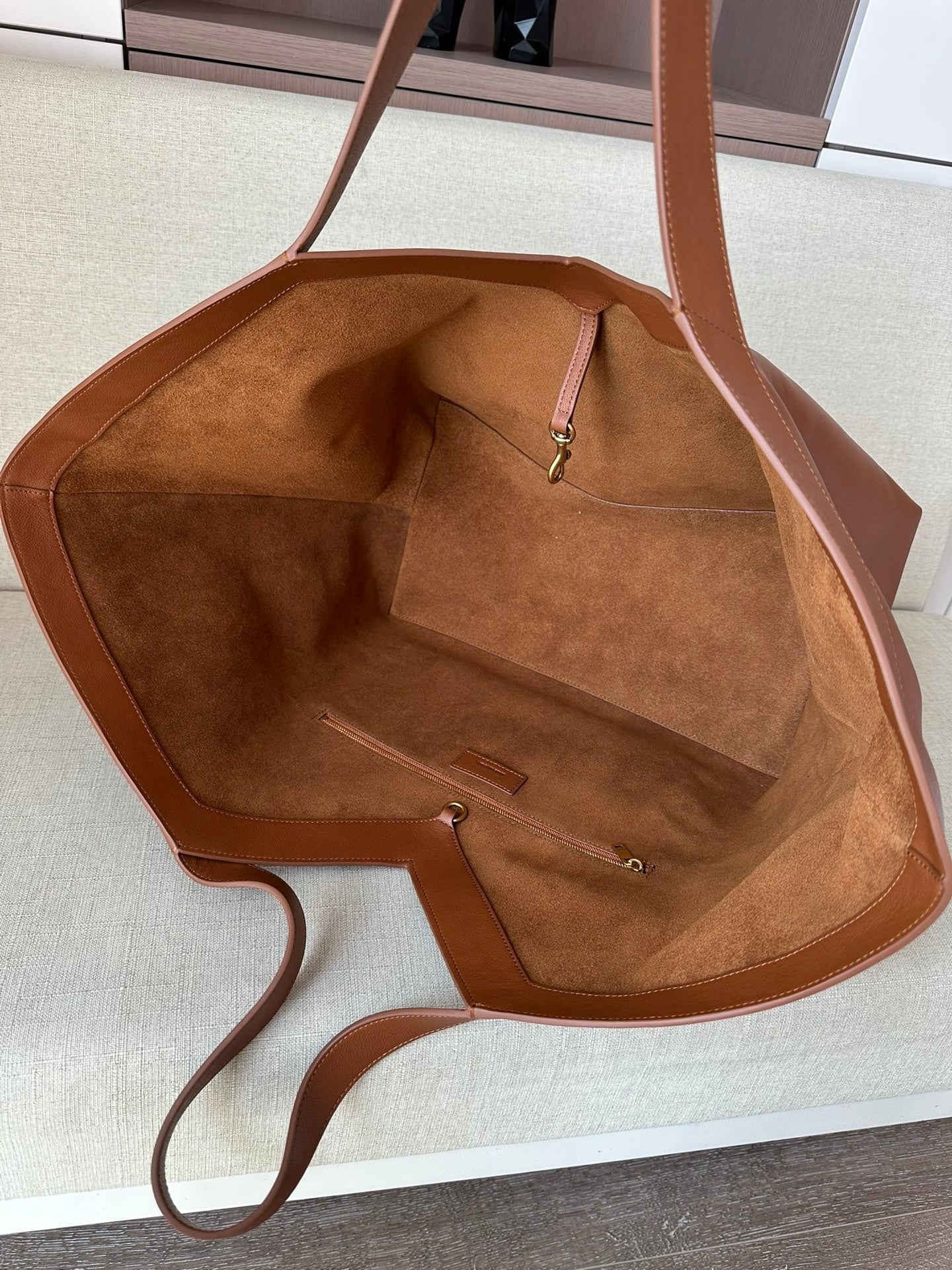 V Cowhide Leather Tote bag