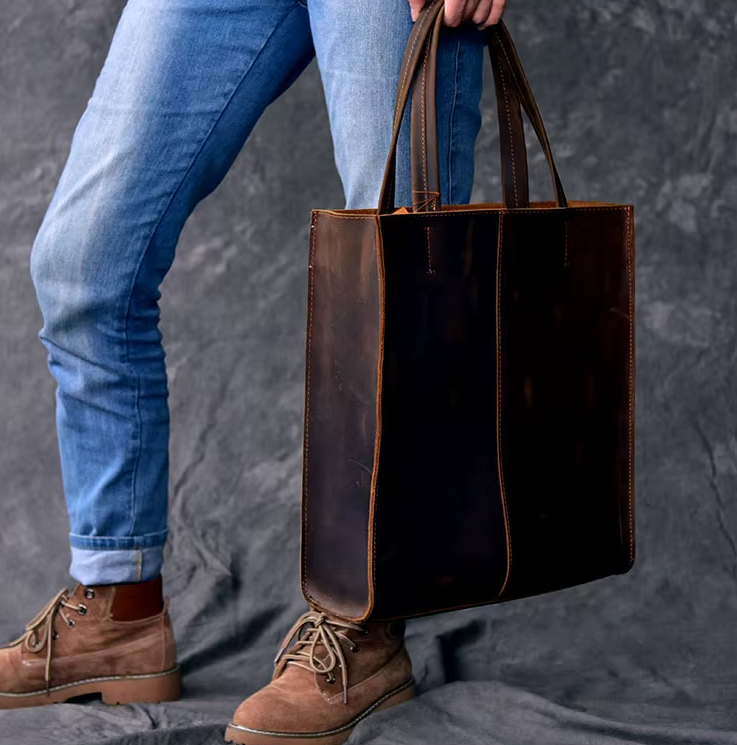 Classic Vertical Tote in Cowhide Leather – With Detachable Pouch
