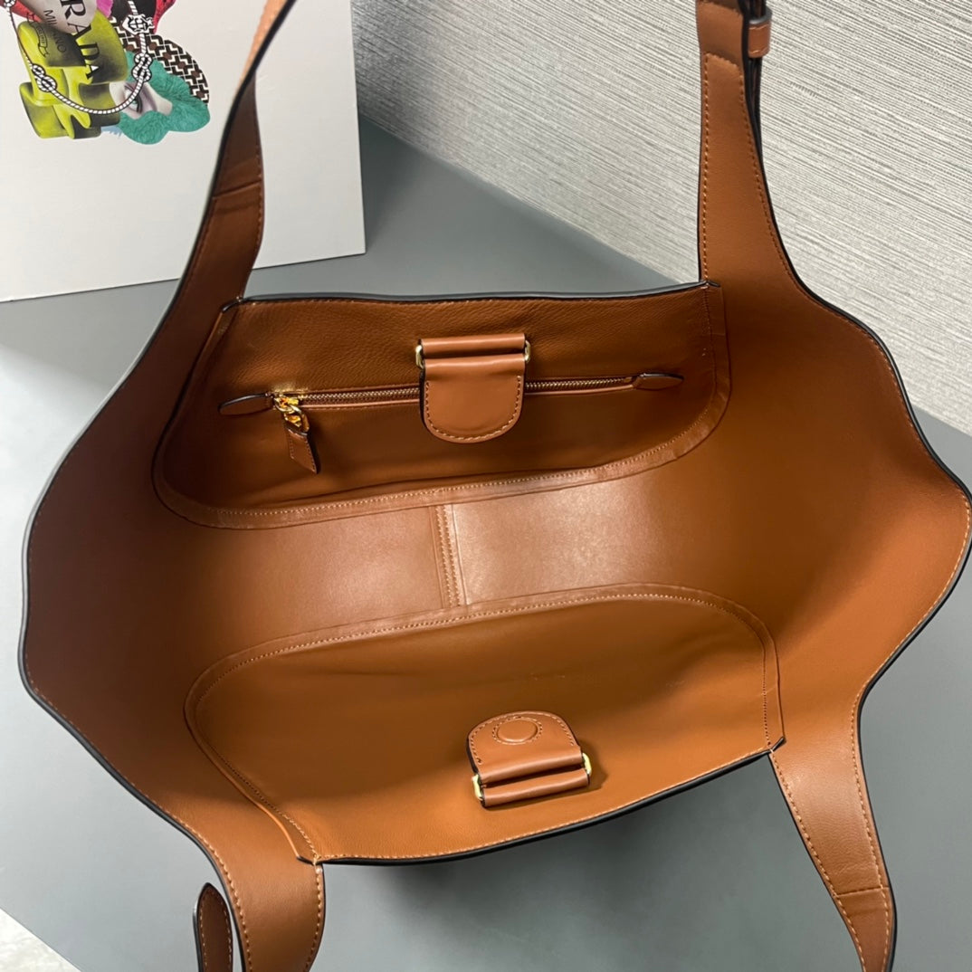 Medium leather tote bag