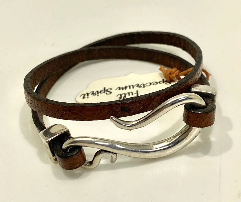 Three-Turn Leather Bracelet with Hook Clasp – Unisex Design