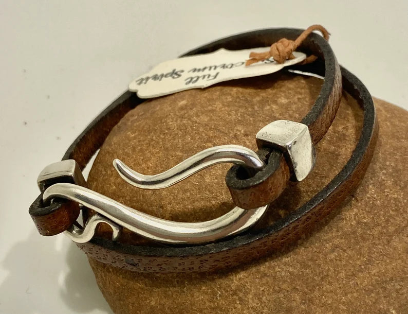 Three-Turn Leather Bracelet with Hook Clasp – Unisex Design