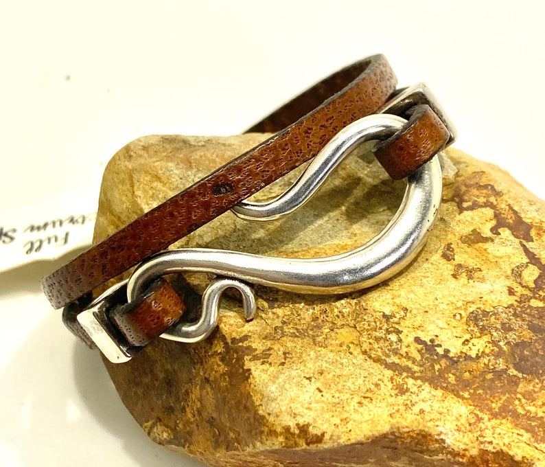 Three-Turn Leather Bracelet with Hook Clasp – Unisex Design